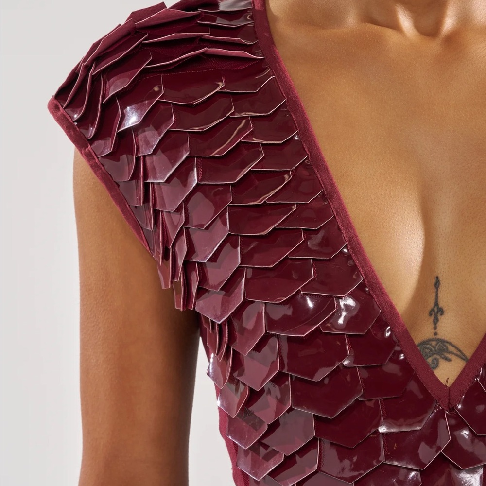 ✨ AKIRA Burgundy Scalloped Mini Dress NWT✨ - Picture 9 of 10